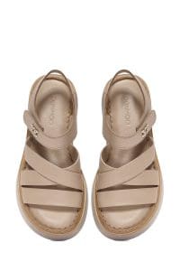 صندل زنانه بژ چرم پاشنه‌ضخیم بنددار راحتی دری مد