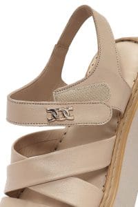 صندل زنانه بژ چرم پاشنه‌ضخیم بنددار راحتی دری مد