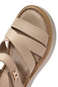 صندل زنانه بژ چرم پاشنه‌ضخیم بنددار راحتی دری مد