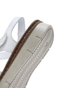 صندل زنانه سفید چرم تخت بندی راحتی دری مد