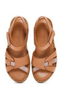 صندل زنانه عسلی بندی چرمی راحتی دری مد