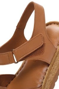 صندل زنانه عسلی بندی چرمی راحتی دری مد