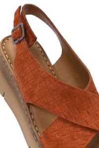 صندل زنانه قهوه‌ای روشن جیر لژدار بنددار راحتی دری مد