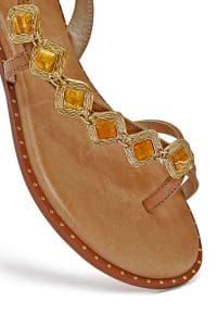 صندل زنانه قهوه‌ای روشن نگین‌دار چرم انگشتی دری مد