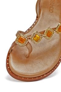 صندل زنانه قهوه‌ای روشن نگین‌دار چرم انگشتی دری مد