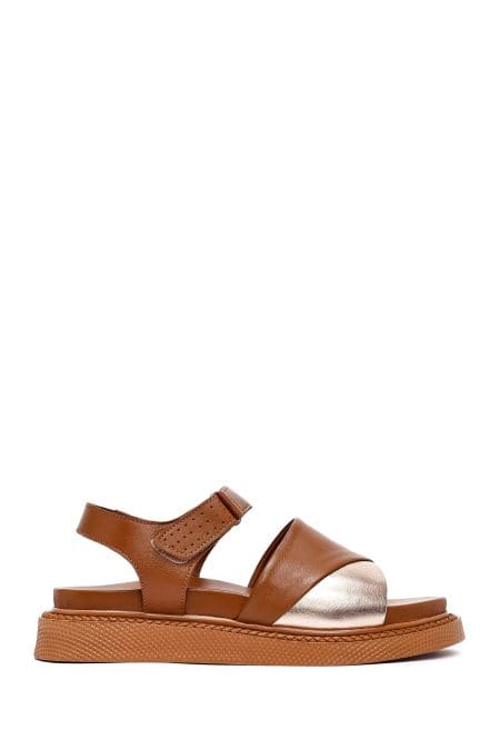 صندل زنانه قهوه‌ای روشن چرم تخت بندی دری مد