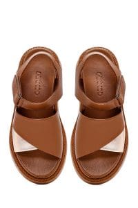 صندل زنانه قهوه‌ای روشن چرم تخت بندی دری مد