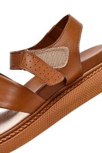 صندل زنانه قهوه‌ای روشن چرم تخت بندی دری مد