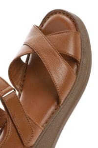 صندل زنانه قهوه‌ای روشن چرم تخت ضخیم راحتی دری مد