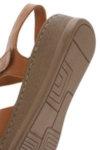 صندل زنانه قهوه‌ای روشن چرم تخت ضخیم راحتی دری مد