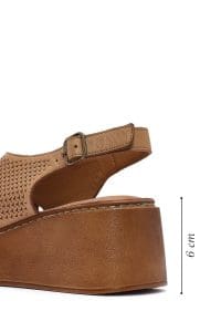 صندل زنانه قهوه‌ای روشن چرم طرح‌دار لژدار بنددار راحتی دری مد