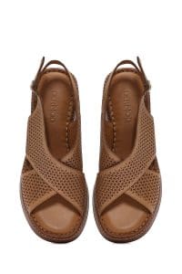 صندل زنانه قهوه‌ای روشن چرم طرح‌دار لژدار بنددار راحتی دری مد