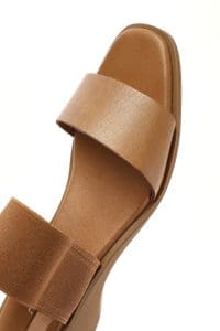 صندل زنانه قهوه‌ای روشن چرم لژدار دری مد