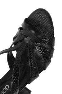 صندل زنانه مشکی چرم طرح‌دار پاشنه‌ضخیم بنددار دری مد