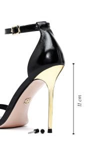 صندل زنانه مشکی چرم متالیک پاشنه‌نازک بلند بنددار دری مد