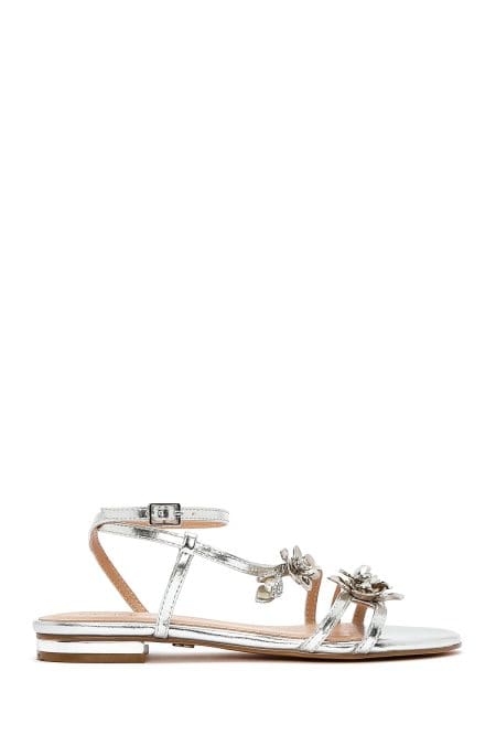 صندل زنانه نقره‌ای متالیک نگین‌دار بنددار دری مد