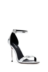 صندل زنانه نقره‌ای چرم متالیک پاشنه‌نازک بلند بنددار دری مد