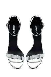 صندل زنانه نقره‌ای چرم متالیک پاشنه‌نازک بلند بنددار دری مد