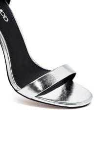 صندل زنانه نقره‌ای چرم متالیک پاشنه‌نازک بلند بنددار دری مد