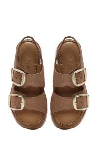 صندل زنانه پودری کفی ضخیم سگک‌دار جیر چرمی راحتی دری مد