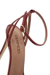 صندل زنانه چرمی قرمز ورنی با پاشنه بلند نازک و بنددار دری مد