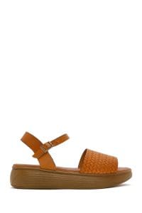 صندل زنانه چرمی قهوه‌ای با بند و زیره ضخیم دری مد