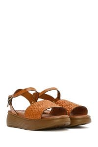 صندل زنانه چرمی قهوه‌ای با بند و زیره ضخیم دری مد