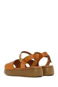 صندل زنانه چرمی قهوه‌ای با بند و زیره ضخیم دری مد