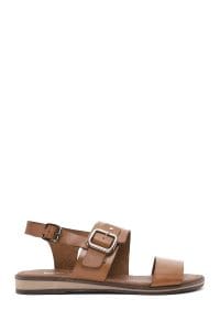 صندل زنانه چرمی قهوه‌ای روشن سگک‌دار مدل بدروم دری مد