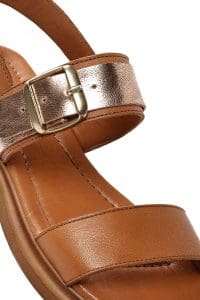 صندل زنانه چرمی قهوه‌ای روشن سگک‌دار دری مد