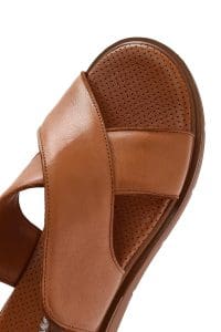 صندل زنانه چرمی قهوه‌ای روشن کشی دری مد