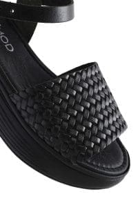 صندل زنانه چرمی مشکی با بند و زیره ضخیم دری مد