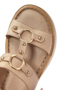 صندل زنانه کرم چرم بنددار تخت ضخیم راحتی دری مد