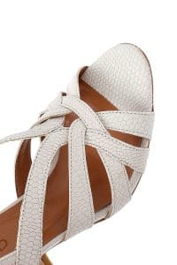 صندل زنانه کرم چرم طرح‌دار پاشنه‌ضخیم بنددار دری مد