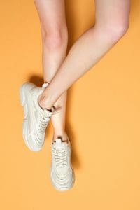 کتونی زنونه بژ بنددار با زیره ضخیم دری مد