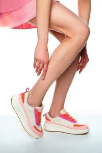 کتونی زنونه رنگی بنددار با زیره ضخیم بافت‌دار دری مد