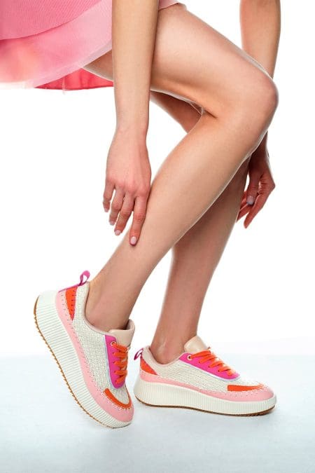 کتونی زنونه رنگی بنددار با زیره ضخیم بافت‌دار دری مد