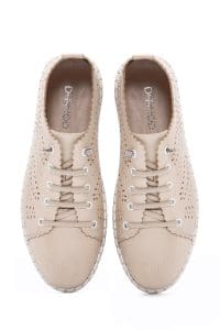 کتونی زنونه چرم طرحدار بژ بنددار راحتی دری مد