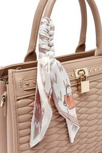 کیف زنانه دستی کرم بند بلند طرح‌دار کاپیتونه دری مد