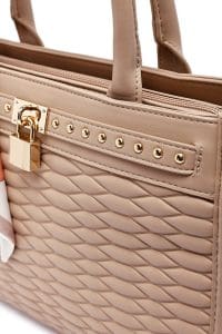 کیف زنانه دستی کرم بند بلند طرح‌دار کاپیتونه دری مد