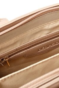 کیف زنانه دستی کرم بند بلند طرح‌دار کاپیتونه دری مد