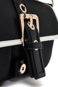 کیف زنانه دوشی مشکی با جزئیات سگک دری مد