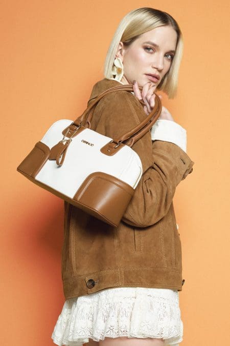 کیف زنانه دوشی کرم با جزئیات اکسسوری دری مد