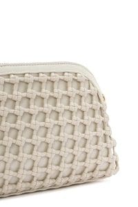 کیف کراس بادی زنانه چرم بژ بند بلند طرح بافت دری مد