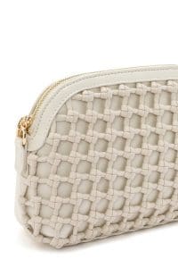 کیف کراس بادی زنانه چرم بژ بند بلند طرح بافت دری مد