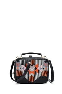 کیف کراس بادی زنانه چرم مشکی بند بلند چاپ‌دار دری مد