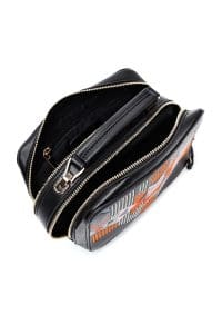 کیف کراس بادی زنانه چرم مشکی بند بلند چاپ‌دار دری مد