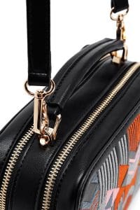 کیف کراس بادی زنانه چرم مشکی بند بلند چاپ‌دار دری مد