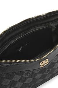 کیف کراس بادی زنانه چرم مشکی چاپ‌دار دری مد