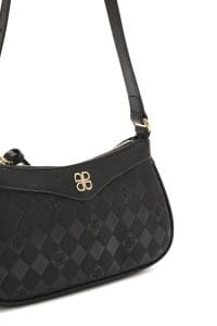 کیف کراس بادی زنانه چرم مشکی چاپ‌دار دری مد